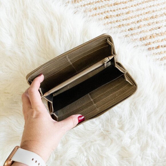 Gucci GG Supreme Zip Around Canvas Wallet w/ Bamboo Tassel & Gold Leather Trim - Picture 9 of 13